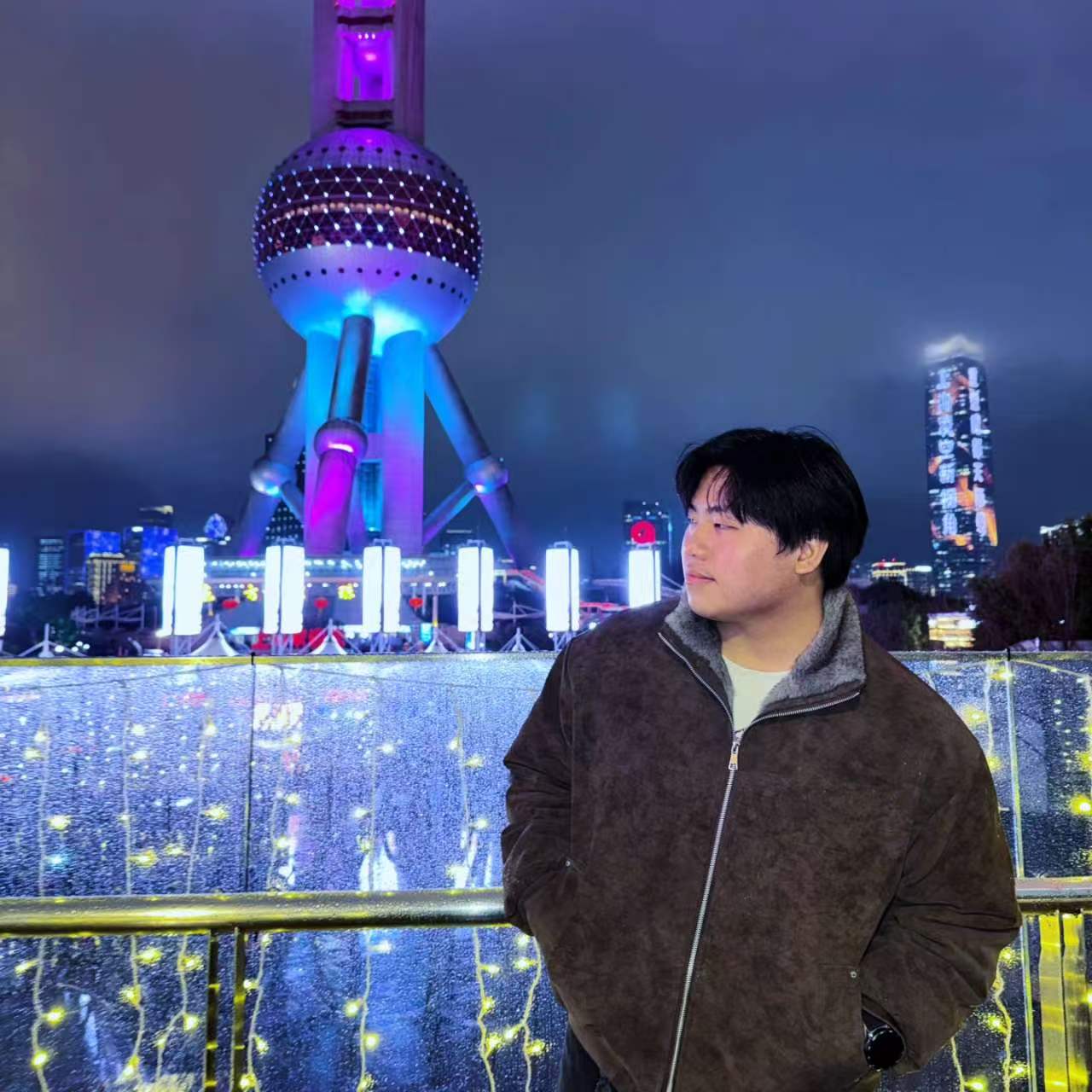 陈冠宇在夜景前的照片